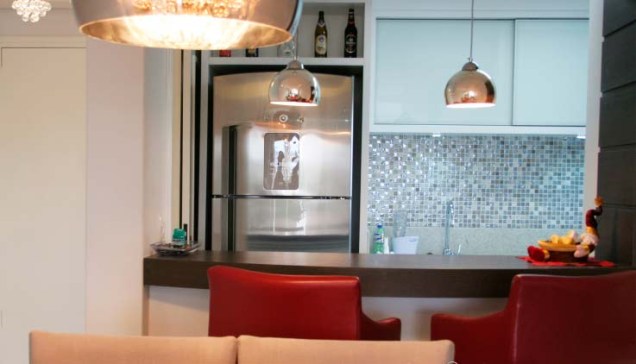 Cozinha de um apartamento de 92 m², projetado por Paula Bagatini Fiegenbaum.