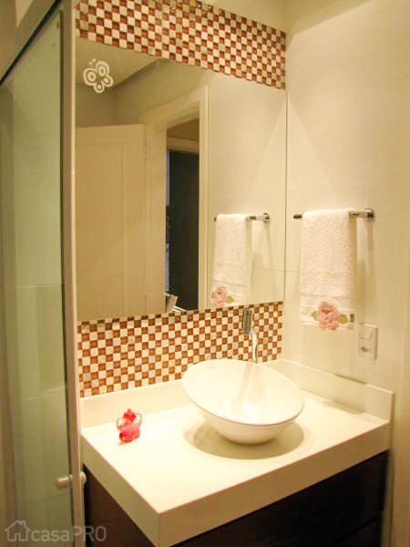 O banheiro feminino ganhou até adesivo de borboleta no espelho. Projeto de Andreia Matos.
