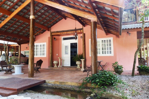 CASA EM SÃO JOSÉ DOS CAMPOS. Esta casa, localizada em São José dos Campos (SP), foi projetada pela arquiteta Elizabeth Berlato, proprietária do terreno. Na construção, foram utilizados madeira e tijolos de barro. A fachada recebeu textura rústica com pigmento na cor rosa velho.