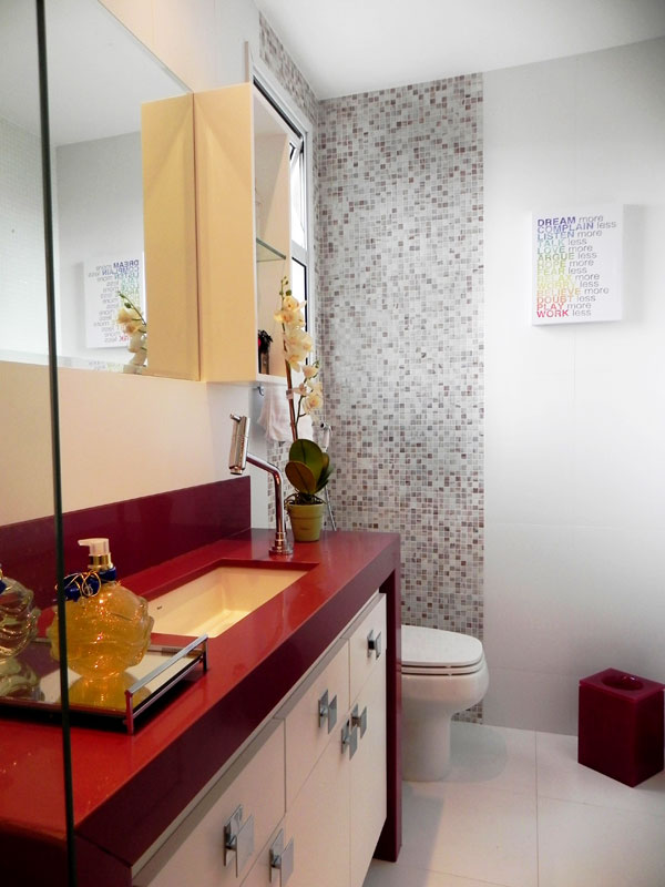 Para uma garota de 15 anos, a arquiteta Lorrayne Zucolotto optou por um banheiro em tons de cereja. Os revestimentos foram trocados e as paredes ganharam pastilhas brancas e cereja, que casou perfeitamente com a cor da bancada.
