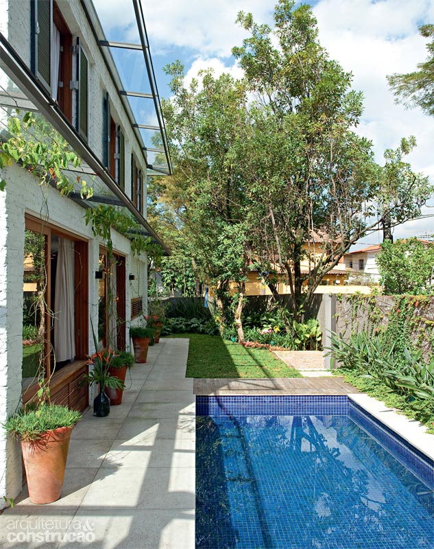 O casal com três filhos se sentia apertado na casa térrea. Remodelada, a construção ganhou tijolinhos brancos e uma gostosa atmosfera europeia. Jardim amplo e piscina de pastilhas renovaram a casa. Projeto de Sandra Sayeg. O casal com três filhos se sentia apertado na casa térrea. Remodelada, a construção ganhou tijolinhos brancos e uma gostosa atmosfera europeia. Jardim amplo e piscina de pastilhas renovaram a casa. Projeto de Sandra Sayeg.