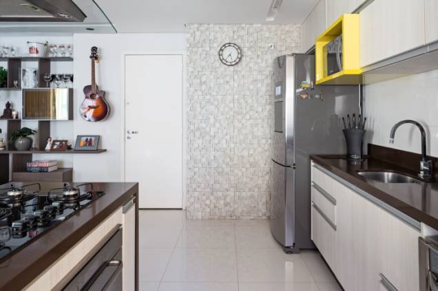 O apartamento é marcado por tons de marrom, a cor favorita das moradoras. A arquiteta trabalhou a cor pontuando com laranja, amarelo e lilás. Projeto de Karla Amaral Madrilis. O apartamento é marcado por tons de marrom, a cor favorita das moradoras. A arquiteta trabalhou a cor pontuando com laranja, amarelo e lilás. Projeto de Karla Amaral Madrilis.