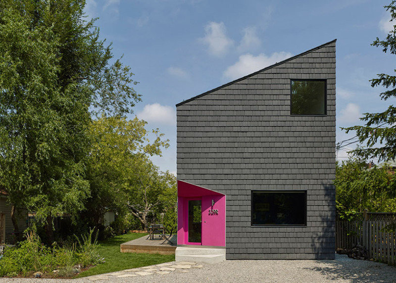3-casa-em-toronto-tem-entrada-cor-de-rosa-esculpida-na-fachada