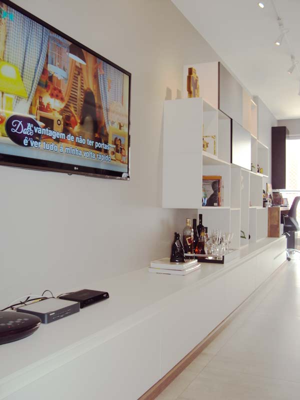 Canto da TV de um apartamento, de 68 m². Projeto de Michelle Zuleica Spina Pitel.