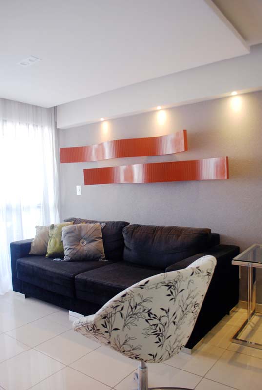 Sala de estar de um apartamento de 70 m², projetado por Carolina Mota.