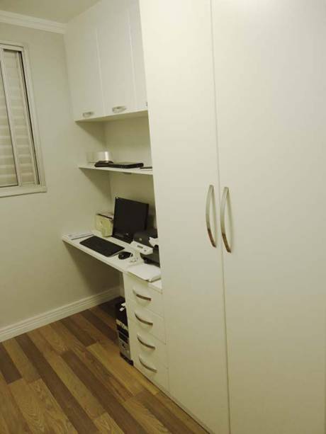 Home office de um apartamento de 60 m². Projeto de Claudia Naressi.