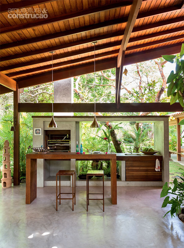 Peças esbeltas de paraju, espécie dura e resistente, definem a estrutura desta cozinha ao ar livre. Projeto de Amadeo Romero.