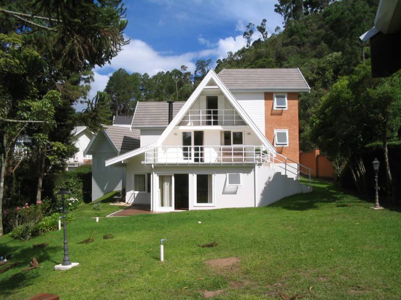 CASA EM CAMPOS DO JORDÃO. O arquiteto Luiz Rego Freitas projetou esta casa em Campos do Jordão, interior de São Paulo. O terreno tem 1.500 m² e 450 m² de área construída. A casa foi pensada para ter espaço para descansar e se divertir.