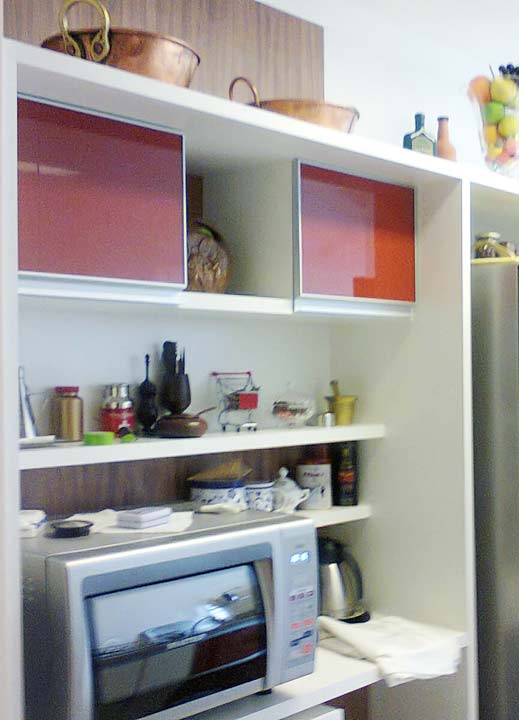Detalhe da cozinha de um apartamento, de 55 m². Projeto de Clara Celes Bastos.