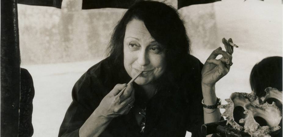 Lina Bo Bardi (1914 – 1992). A arquiteta ítalo-brasileira é um dos principais nomes do movimento modernista na arquitetura nacional. Uma de suas construções mais famosas é o Museu de Arte de São Paulo (MASP), prédio construído para abrigar um grande acervo de arte e que demandava respeitar a paisagem ao redor e não prejudicar a vista para a Avenida Nove de Julho. Sagaz, Lina projetou uma construção com um grande vão, área em que hoje são realizadas muitas manifestações, o vão do MASP.