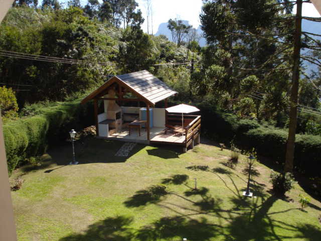 CASA EM CAMPOS DO JORDÃO. Na área externa da casa projetada por Luiz Rego Freitas, foi feito um deque com churrasqueira. O espaço é de 40 m² e traz piso de argamassa impermeabilizado e réguas de madeira cumarú.