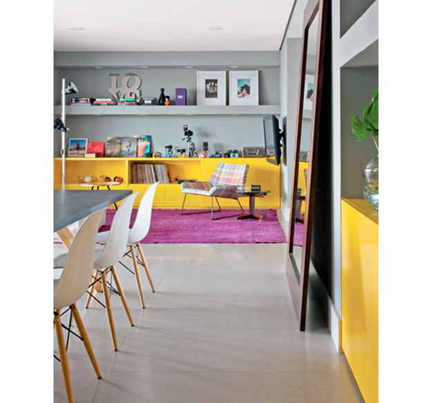 33-Na-sala-projetada-pelo-arquiteto-Maurício-Arruda,-os-módulos-pintados-com-tinta-amarela-se-harmonizam-com-a-parede-cinza-e-com-as-cadeiras-brancas