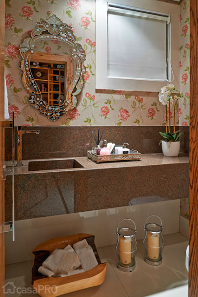 O papel florido dá o tom romântico ao banheiro projetado por Gláucia Britto.