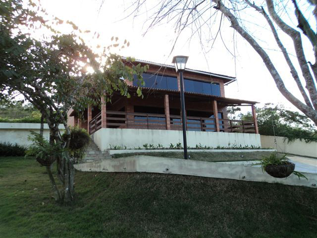 CASA EM GRAVATÁ. Esta casa de campo, projetada pela arquiteta Renata Lima de Oliveira, fica localizada no município de Gravatá, em Pernambuco. Em uma área de solo pedregoso, a casa foi projetada e construída em três níveis. O terreno tem 1019,59 m², 300,79 m² de área construída e inclinação de até 67º em alguns trechos.