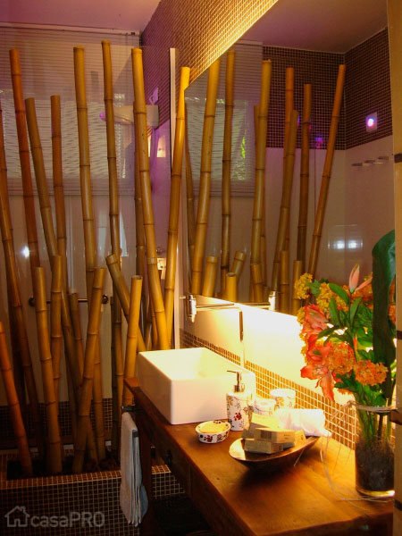 Rosane Aguiar escolheu bambus para decorar este banheiro.