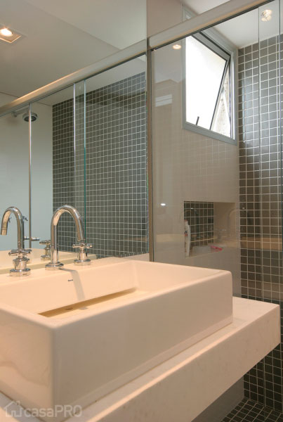 Linhas retas e tons sóbrios marcam o banheiro projetado por Eduardo Luis Teixeira Dornelas.