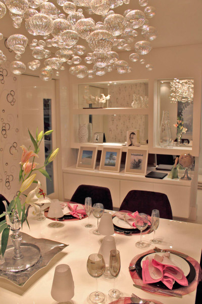 O lustre que imita bolhas é o destaque desta sala de jantar projetado por Marcia Arcaro.