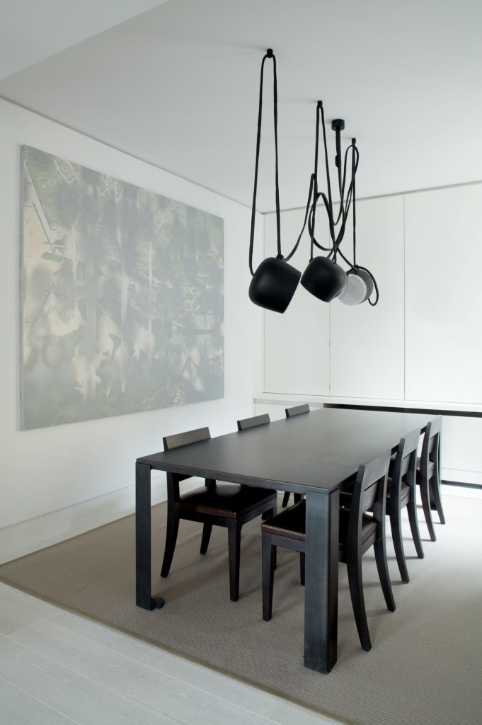 Sala de jantar; sala de jantar minimalista; mesa preta; cadeira preta; luminária preta