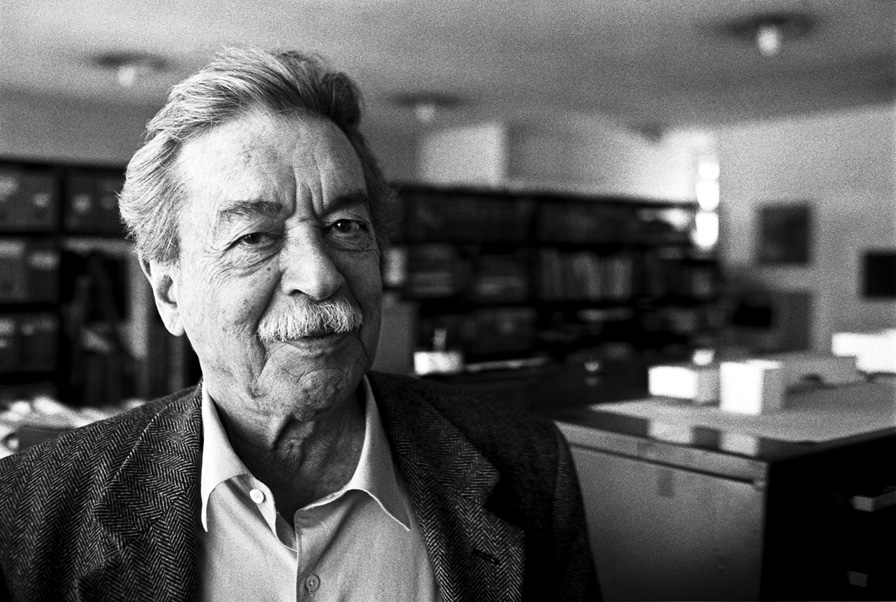 Paulo Mendes da Rocha (1928 - ) é um arquiteto e urbanista pertencente ao movimento modernista, foi responsável por projetos como o do Museu Brasileiro da Escultura (Mube), em São Paulo, e de diversas casas icônicas. Em 2006, ganhou o mais importante prêmio da arquitetura mundial, o Prêmio Pritzker.