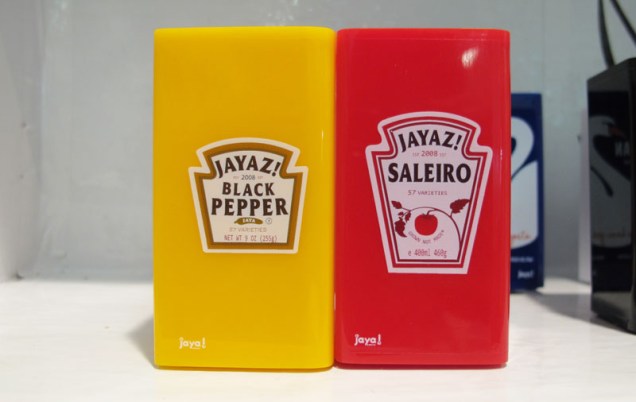 Saleiro e pimenteiro, feitos de acrílico e inspirados nas embalagens de ketchup e mostarda. O par sai por R$ 65 na Jaya.