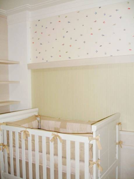 Para o primeiro filhinho, o casal pediu um quarto que pudesse ser aproveitado futuramente. Por isso, na hora de escolher as cores para o ambiente de 10,3 m², a arquiteta Roberta Ribeiro optou por tons neutros, que podem ser visto nos papéis de parede.
