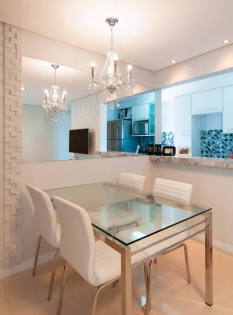Sala de jantar de apartamento em Lauro de Freitas (BA). O espelho se confunde com o rasgo do passador criando um bom efeito visual. Projeto de Maristela Lima Bernal.