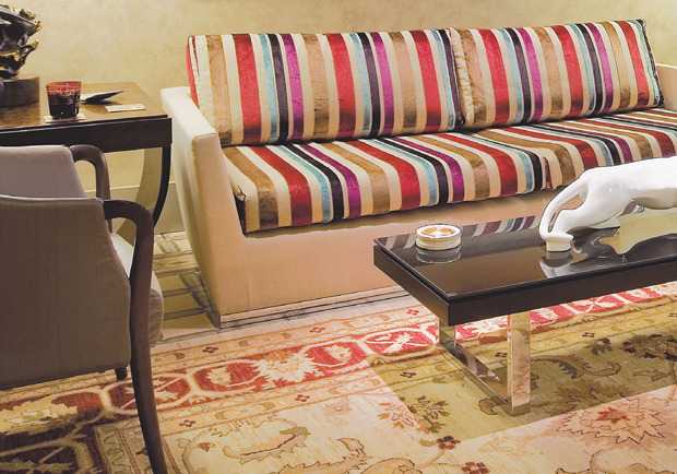 Como combinar tapete e cortina com sofá listrado?