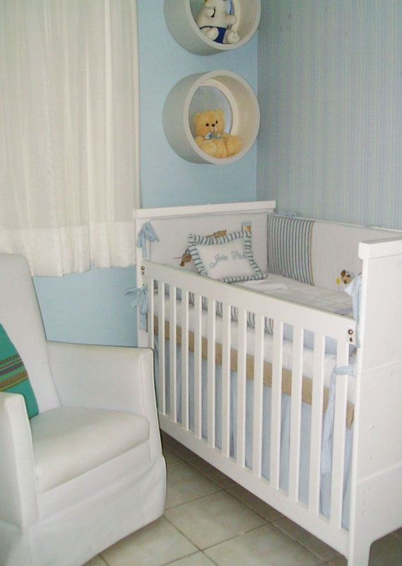 A futura mamãe procurou a designer de interiores Kassandra Leal com dois pedidos: um quarto com cores suaves e com bom espaço para circulação. O tema escolhido para preencher o espaço de 7,8 m² foi “ursinhos”.