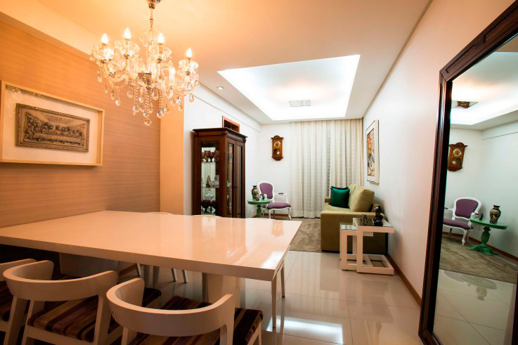 O lustre de cristal deixa a sala mais clássica e com iluminação aconchegante. Projeto de L2 Arquitetura.