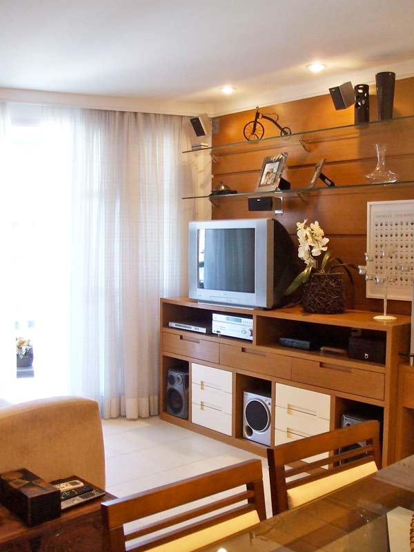 Canto da TV de um apartamento de 89 m². Projetado por Ana Lucia Nunes Gomes.