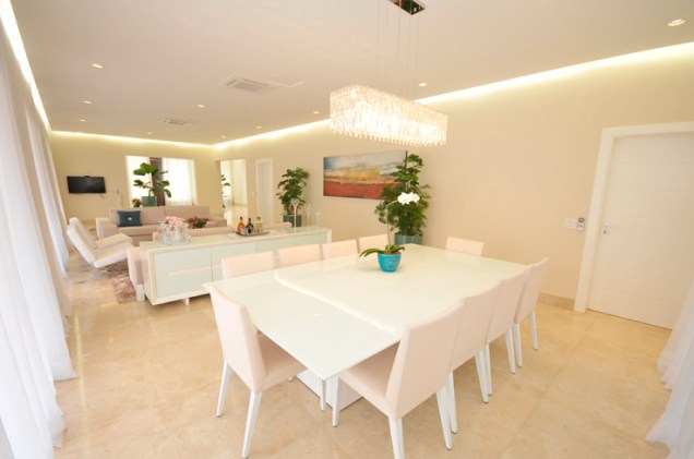 O branco predomina na sala de jantar desta casa projetada por Belisa Corral Romano.