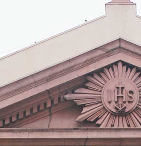 Simetria - O per&iacute;odo assistiu &agrave; simetria tripartite. S&atilde;o constru...