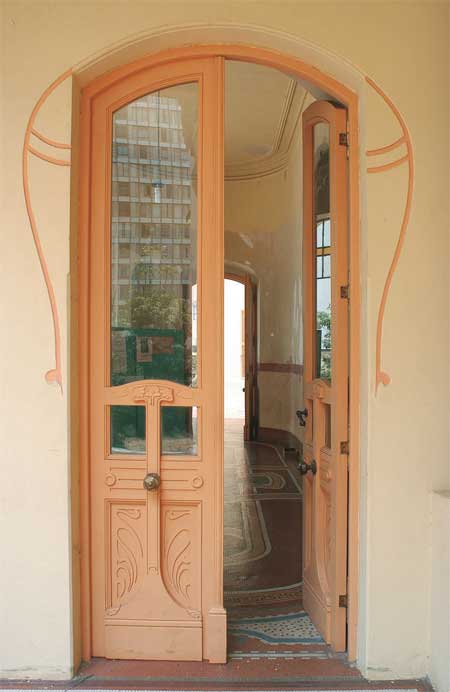 Art Nouveau - No art nouveau, as formas s&atilde;o arredondadas e os orname...