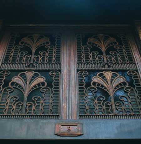 Assimetria - Os ornamentos exploram as curvas e as formas org&acirc;nicas.