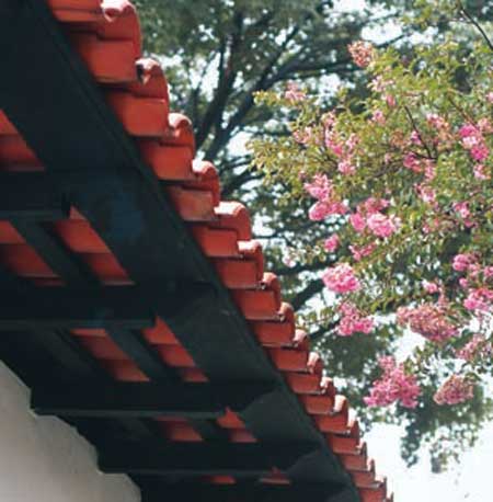 Telhas de barro - No in&iacute;cio, as casas eram t&eacute;rreas, de paredes gros...