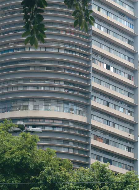 Edif&iacute;cio Montreal - O Edif&iacute;cio Montreal (1951), no centro, exibe a...