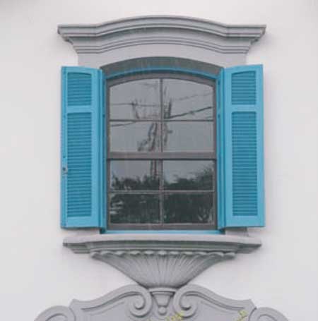 Frontões - As janelas voltaram a ser ornamentadas como no começo da...