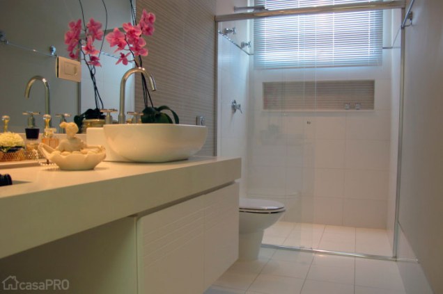 Banheiro romântico projetado para uma mulher por OMK Arquitetura.