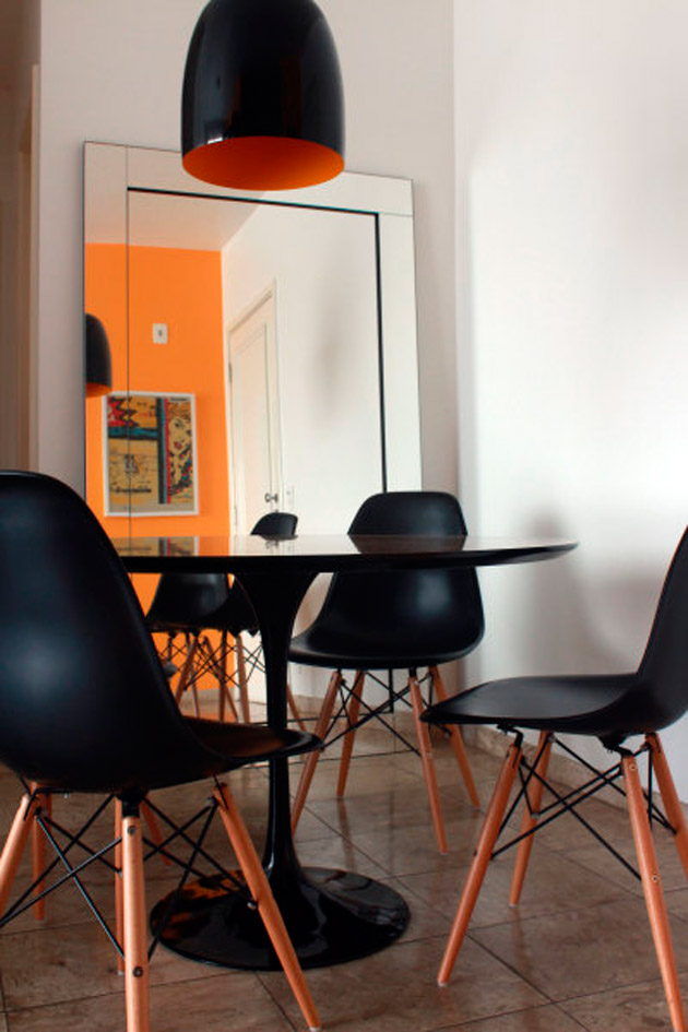 Móveis pretos dão um toque masculino para esta sala de jantar projetada por Michelle Dias Nucci.