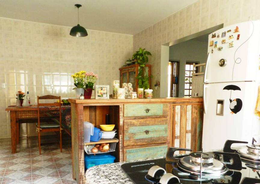 Mirtes Ferreira Pegorer ficou encarregada de decorar a cozinha de sua nova casa. O que mais gosta no ambiente é o balcão projetado por ela, que é bem prático. Como o espaço é grande, com 21 m², a moradora aproveitou para colocar a mesa de jantar no ambiente, aproximando os moradores e convidados.