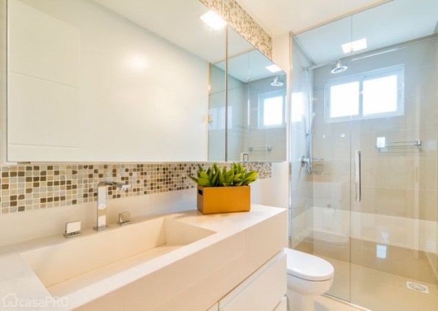 Pastilhas e bancada em porcelanato são os grandes destaques deste banheiro. Projeto de DuoTraço Arquitetura.