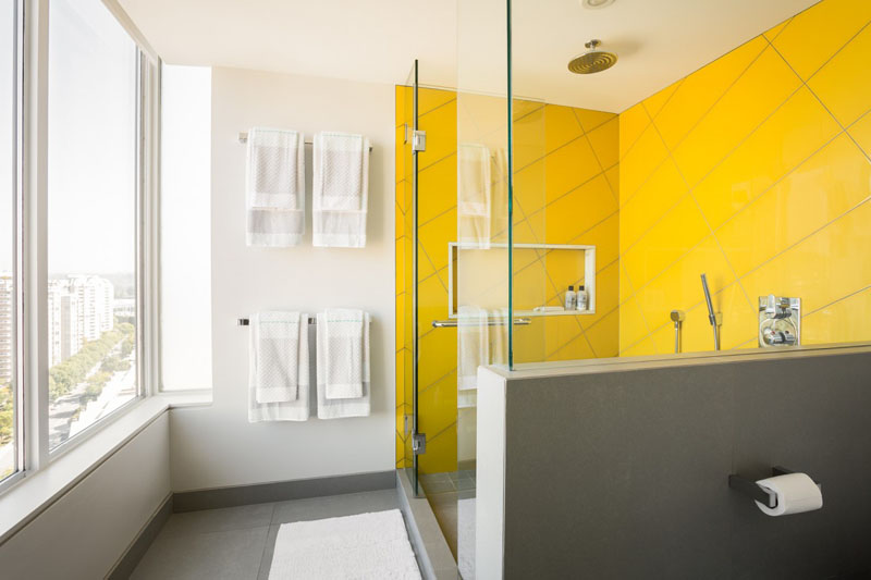 5-decoração-com-amarelo-cinza-e-branco-banheiro