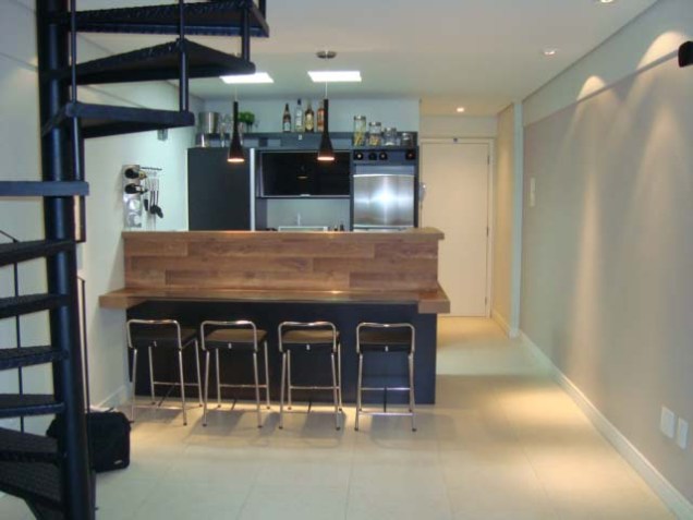 Cozinha americana de um apartamento de 50 m². Projeto de Bartira Mendes.