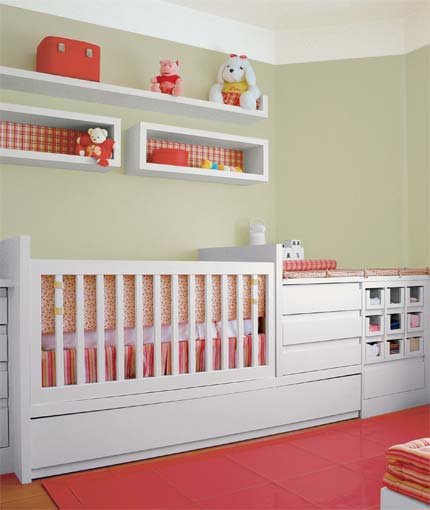 Um único móvel concentra berço, cama embutida, trocador e cômoda no quarto que mistura móveis de linhas retas e tecidos de cores ousadas. O projeto é de Milena Purchio e Cristina Mazon Barbara.