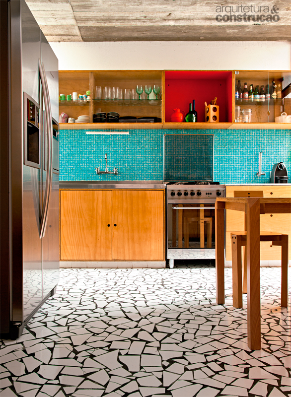 A memória da casa da mãe motivou o arquiteto Cícero Ferraz Cruz a reformar o chão de sua cozinha com caquinhos. “É um piso barato e antiderrapante. As cerâmicas de 15 x 15 cm são quebradas na obra, e os segredos estão no rejunte", detalha.