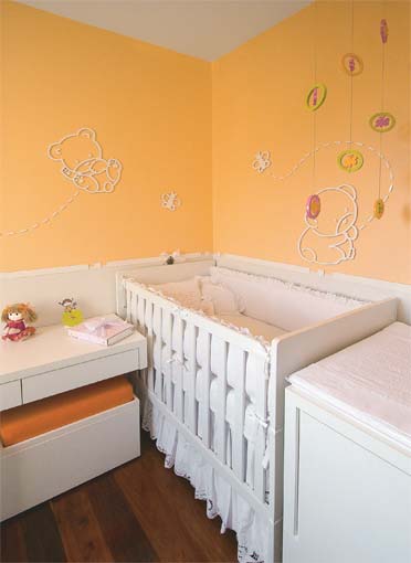 Laranja para o quarto versátil que tem móveis curinga, como o berço que vira cama: basta abaixar o estrado e tirar as grades. Nas paredes, apliques de MDF pintados a mão. O projeto é de Isabela Canaan.