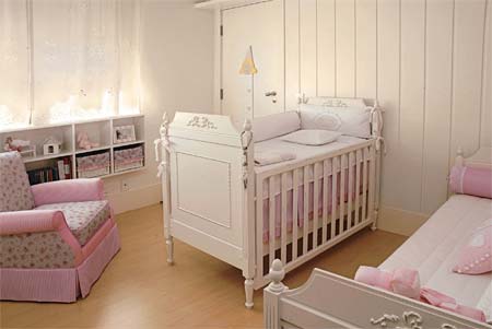 O conjunto de berço e cama em estilo provençal torna este quarto romântico, mas sem excessos. A estante sob a janela esconde o ar-condicionado. O projeto é de Bruna Furtado.