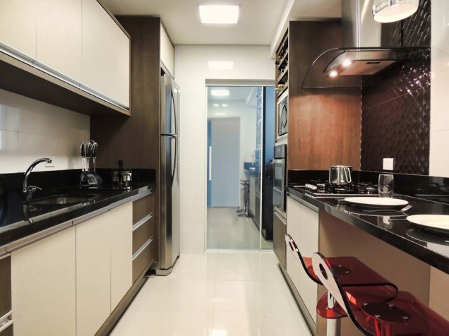 Cozinha de um apartamento, de 85 m². Projeto de Caroline Yasmin Gonçalves.
