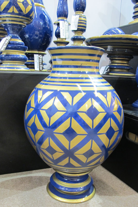 Pote Stambul M, de madeira e base em madeira laqueada. Sai por R$ 890. O produto também é vendo na da Artes e Ofícios.