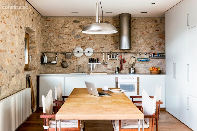 Na cozinha principal, o teto de gesso esconde a tubulação da coifa (Küppersbusch). Projeto da arquiteta espanhola Anna Noguera.